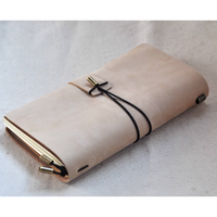 Carnet de voyage personnalisé en cuir rigide à trois volets, journal intime rechargeable fait main, cadeau pour homme, agenda d'écriture avec fermeture en caoutchouc