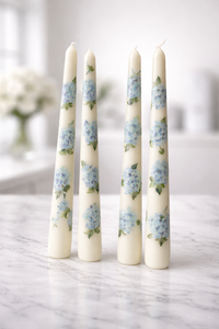 Velas Cónicas de Parafina Blancas Delicadas con Motivos de Hortensias Azules Pintados a Mano, Detalles de Hojas Verdes, Aroma a Lavanda sin Humo - Product Image 2