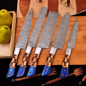 Ensemble de 5 couteaux de chef en acier Damas forgé à la main, manche ergonomique en bois, style moderne, polissage haute brillance, lame pleine longueur, ambidextre - Product Image 3