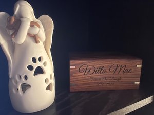 Urne funéraire rectangulaire haut de gamme en bois naturel fait main avec gravure de patte et compartiment à cendres dissimulé pour commémoration animale - Product Image 2