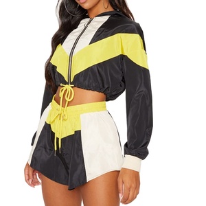 Conjunto de dos piezas de verano para mujer: Chaqueta corta cortavientos con cremallera y pantalones cortos de chándal de tela gruesa al por mayor - Product Image 1