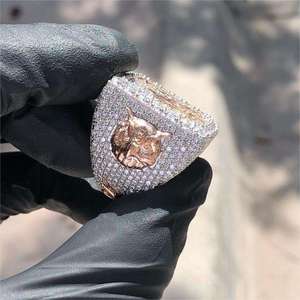 Anillo de cóctel de lujo AMBER JEWELS, plata 925 con baño de rodio, moissanita de corte brillante, engaste pavé, patrón numérico, unisex, clásico - Product Image 3