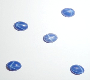 Saphir bleu étoilé ovale 4x6 mm 0,5 carat, cabochon poli créé en laboratoire avec effet étoile à 6 branches pour la fabrication de bijoux - Product Image 3