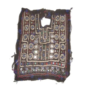 Blusa Baloch Vintage Tribal Banjara con Bordado en el Cuello, Apliques con Espejos, Parches Hechos a Mano, Patrón Floral, Manga Corta - Product Image 1