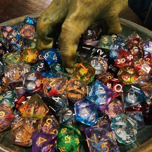 ชุดลูกเต๋าเรซิ่นแบบพกพาสำหรับการเดินทาง ลูกเต๋าเรซิ่นหลายเหลี่ยมสำหรับเกม RPG ระดับมืออาชีพ ขายส่งอุปกรณ์เสริมสำหรับเกม - Product Image 6