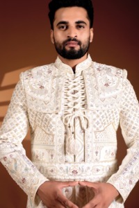 Costume de marié en soie Perle Ivoire Vergo avec dentelle impériale, lacets croisés Dori, motif diamant et motif paon - Product Image 1