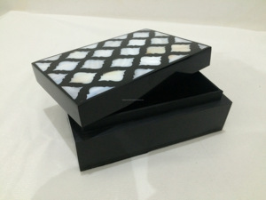 กล่องใส่เครื่องประดับทรงสี่เหลี่ยมผืนผ้าสีดำและสีขาว งานฝีมือแฟชั่นคุณภาพสูง ประดับด้วยเรซิ่นขัดเงา เหมาะสำหรับเป็นของขวัญและของตกแต่งบ้าน - Product Image 2