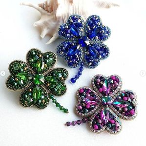 Broche brodée artistique perlée, accessoire de luxe fait main avec embellissements délicats en perles, broderie élégante inspirée de la nature - Product Image 5