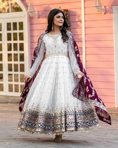 Salwar Kameez Indio Moderno para Bodas y Festivales, con Bordado Intenso y Lentejuelas, Tela de Georgette Sintética, Materiales Reciclados - Product Image 1