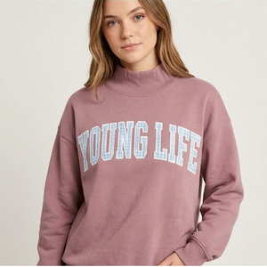 เสื้อสเวตเชิ้ตคอกลมโอเวอร์ไซส์สำหรับผู้หญิง ยี่ห้อ Young Life แบบสั่งทำพิเศษ พร้อมลายตัวอักษรแบบ Varsity แขนยาว - Product Image 1