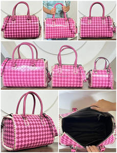 Bolsos cruzados de cuero hechos a mano para mujer, con diseño a cuadros, de gran capacidad, estilo diseñador, para uso diario y viajes. - Product Image 3