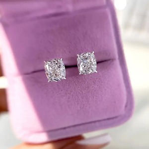 Pendientes de botón clásicos de moissanita 925 con corte de cojín efecto hielo triturado para mujer, en plata de ley con baño de oro blanco, amarillo y rosa - Product Image 1