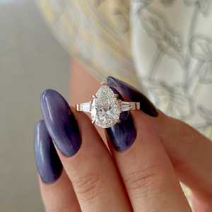 Bague à trois pierres en diamant de laboratoire taille poire 3 carats E VVS2, bague à trois pierres taille poire et baguette, bague trilogie en or rose, certifiée IGI - Product Image 4