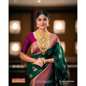 Elegante Sari Banarasi de Seda Suave con Bordado Zari y Blusa Sin Coser, Color Verde - Product Image 1