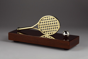 Recuerdo de Tenis de Latón - Product Image 1