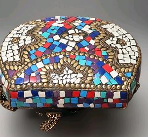 Bolso de mano multicolor de latón con diseño cuadrado y correa de cadena para bodas, fiestas y uso casual. - Product Image 4