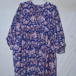 Robe courte en coton à col rond, manches mi-bouffantes, coupe ample, motif floral imprimé à la main, détails brodés, tenue quotidienne pour femmes - Product Image 1