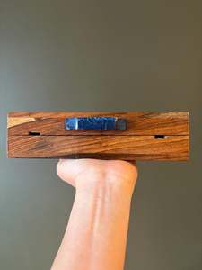 Pochette en bois et résine avec incrustation turquoise océanique et chaîne dorée pour soirée - Product Image 2