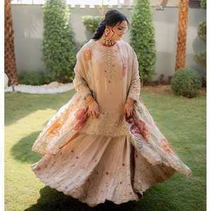 Ensemble de costume de fête pour femmes avec haut bas Dupatta pour un look élégant - Product Image 5