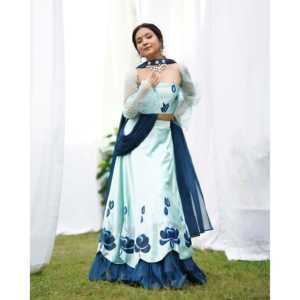 Elegante Conjunto de Lehenga Rohini Ecológico Pintado a Mano en Satén, Talla XS - Product Image 2