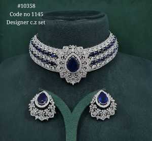 Parure de bijoux en zircon vert, avec boucles d'oreilles créoles fines et collier serti de griffes en forme de poire, idéale pour les mariages et les fêtes - Product Image 3