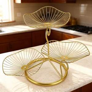 Cesta grande de metal para frutas que ofrece un amplio espacio de almacenamiento para manzanas, plátanos y naranjas, adecuada para cocinas familiares. - Product Image 1
