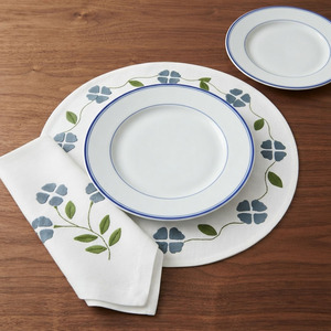 Juego de Manteles Individuales y Servilletas Bordados Personalizados con Diseño Floral Azul Vintage, de Algodón de Alta Calidad, Lavables a Máquina, Decoración de Mesa para Hogar y Hotel - Product Image 1