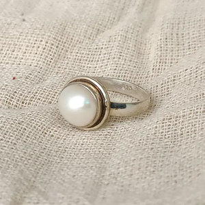 HARI OM CREATIONS แหวนเงินแท้ 925 ประดับมุกธรรมชาติสีขาว ดีไซน์เรียบหรู สำหรับผู้หญิง - Product Image 3