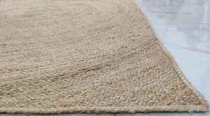 พรมปูพื้นทรงกลมทำมือจากปอกระเจา ลายขอบขาวดำ สไตล์โบโฮ ทำจากเส้นใยธรรมชาติถักด้วยมือ เหมาะสำหรับตกแต่งห้องนั่งเล่นสไตล์ฟาร์มเฮาส์ - Product Image 6