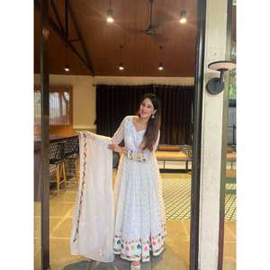 Nuevo traje Anarkali de diseñador para mujer que presenta un Conjunto elegante y elegante - Product Image 4