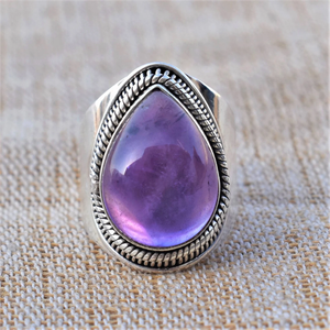 แหวนเงินแท้ 925 ประดับพลอยอเมทิสต์สีม่วงธรรมชาติ รูปทรงหยดน้ำ แหวนแต่งงานสำหรับผู้หญิง ตัวเรือนแบบฝังขอบพลอยเม็ดใหญ่ ดีไซน์หรูหรา - Product Image 4