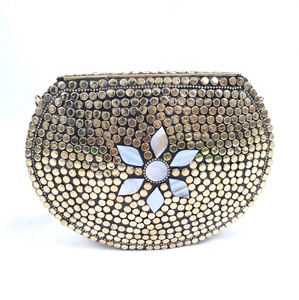 Bolso de Hombro Metálico de Moda con Tachuelas de Latón, Hecho a Mano por God Grace Craft, Opción de Logotipo Personalizado, Bolso de Novia para Boda - Product Image 3