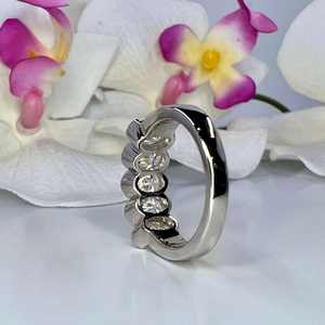Bague de fiançailles tendance en argent sterling 925 avec cinq pierres, demi-alliance de mariage en moissanite VVS taille ovale 1,25 carats et alliance assortie - Product Image 6