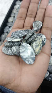 Cabujones de piedras preciosas de pinolita pulidas naturales Joyería de cristal auténtica Parte posterior plana Pinolith de alto grado Tallado Feng Shui caído - Product Image 3