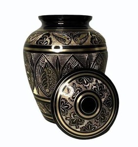 Urne funéraire en laiton décorative pour cendres humaines adultes, gravée à l'or, avec des éléments de design personnalisables. - Product Image 4