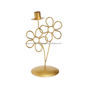 Bougeoir en métal vintage fait à la main avec motif de fleurs pour les célébrations de mariage et la maison disponible en différents styles - Product Image 4