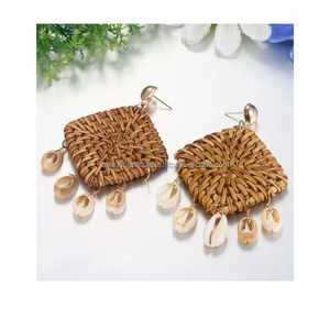 Boucles d'oreilles rondes tissées bohèmes personnalisées en gros, bijoux de mode polyvalents haut de gamme avec des clous en forme de lune exagérés - Product Image 3