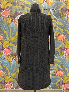 Sherwani Indo-Occidental en Soie Noire Mat pour Homme avec Panneau Avant Géométrique et Manches Ornées de Diamants - Product Image 4