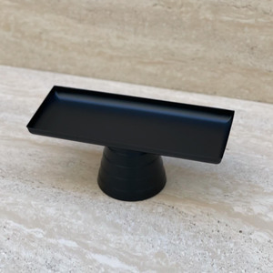 Elegante soporte rectangular negro mate para tartas con base cónica a juego, perfecto para la decoración moderna de hogares industriales. - Product Image 2