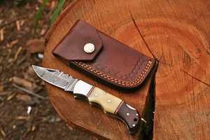 Cuchillo de caza de hoja fija de acero de Damasco con mango de hueso y funda de cuero - Product Image 4