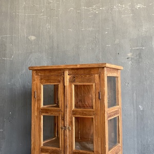 ตู้โชว์ไม้เนื้อแข็งคุณภาพดีพร้อมบานกระจกและลิ้นชักเก็บของ สำหรับงานศิลปะโบราณจากเทือกเขาหิมาลัย - Product Image 4