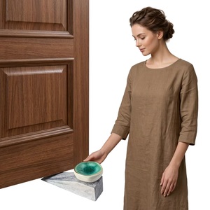 Bol en céramique bleu sarcelle avec bord doré sur support en bois pour décoration de table - Product Image 2