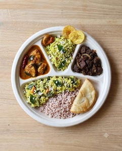 Assiette ronde en bagasse de canne à sucre blanche, 11 pouces, 4 compartiments, qualité alimentaire, compostable, anti-fuite, compatible micro-ondes, directement de l'usine - Product Image 1