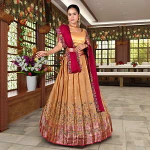 ชุดเลเฮนกาโชลีผ้าไหมบานาราซี พร้อมกระโปรงลายทอ บลูซหรูหรา ตกแต่งขอบอย่างประณีต และผ้าคลุมไหล่แบบดั้งเดิม - Product Image 2