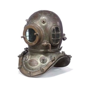 Casque de plongée en fer Ocean Frontier, pièce décorative pour intérieurs d'inspiration nautique et présentoirs de collections maritimes - Product Image 2