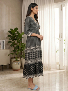 Robe à volants en polyester à motif floral pour femme, noire, manches trois quarts, col superposé, mode décontractée, robe d'été à volants style western - Product Image 5