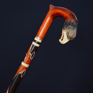 Bâton de marche en bois rustique éco-responsable fait main avec poignée sculptée - Décoration intérieure (Aigle NOUVEAU) - Product Image 3