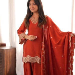 Ensemble Kurta Farshi Shalwar en soie romaine pour femme avec broderie, travail de sequins, de Dori et de Jari, et dupatta style châle, entièrement cousu R - Product Image 4