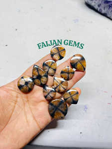 จี้เพชรพลอยไคแอสโตไลท์ธรรมชาติรูปทรงกากบาทจาก FAIJAN GEMS  คริสตัลขัดเงาแบบคาโบชอง ได้รับการรับรอง ปรับขนาดได้ตามต้องการ พร้อมสร้อยคอ - Product Image 2
