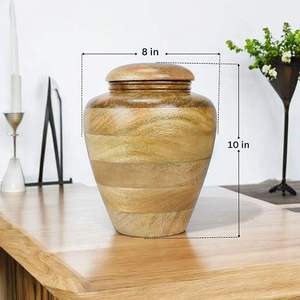 Urne funéraire en bois de prestige pour cendres, confectionnée avec une texture naturelle raffinée et un design élégant d'inspiration patrimoniale - Product Image 2
